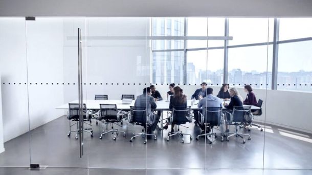Ein Team sitzt im Büro. Was prägt die Unternehmenskultur?